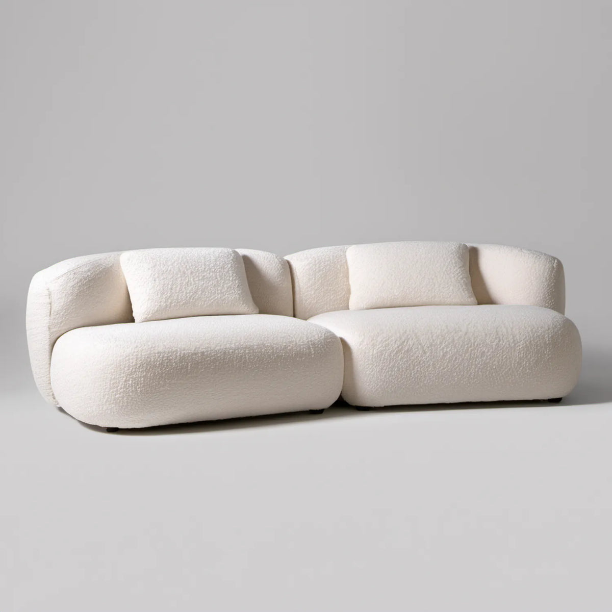 Kremowa dwuosobowa sofa zaokrąglona z tapicerką bouclé, 220 × 100 × 72 cm